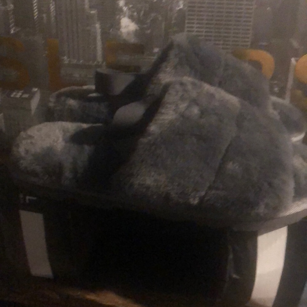 Faux fur slippers